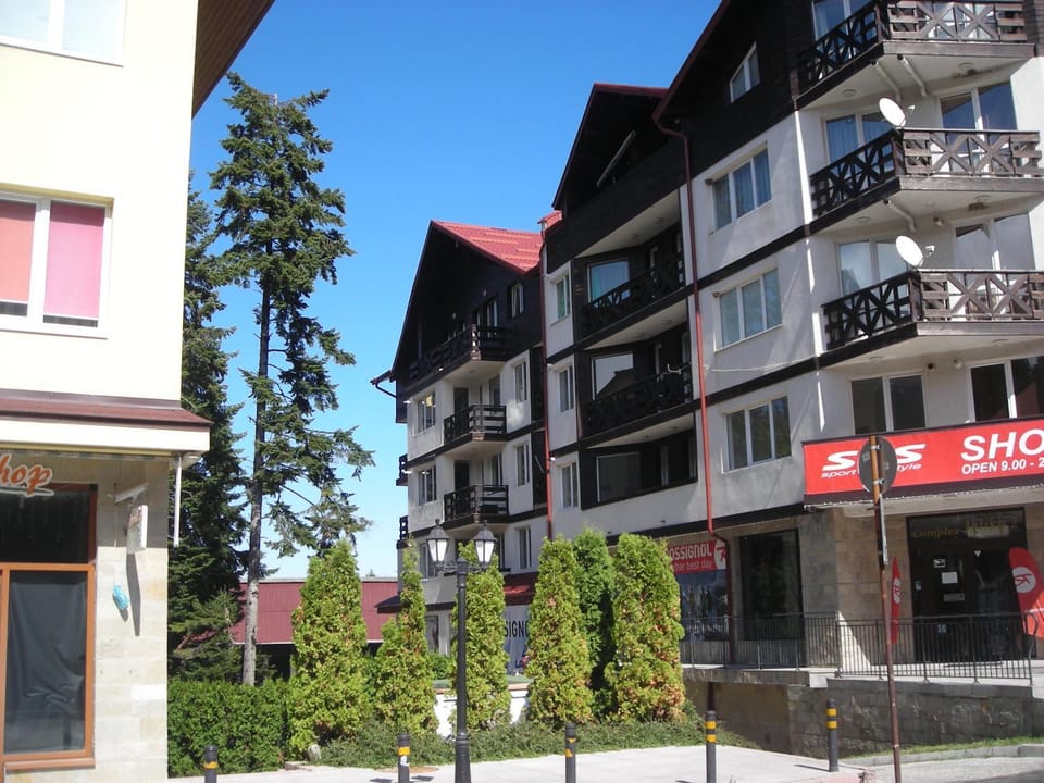 Facade/entrance