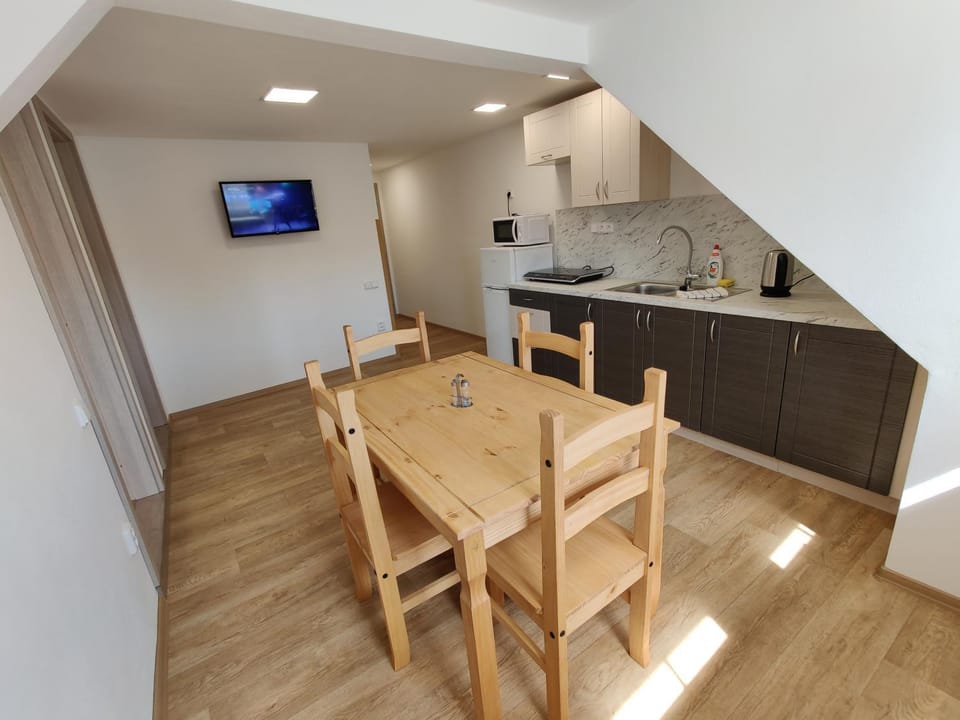 Kitchen or kitchenette, Dining area