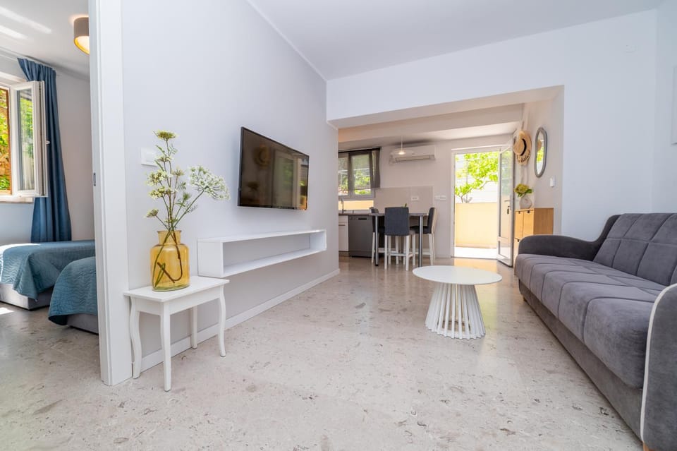 TV and multimedia, Living room, Decorative detail, Seating area