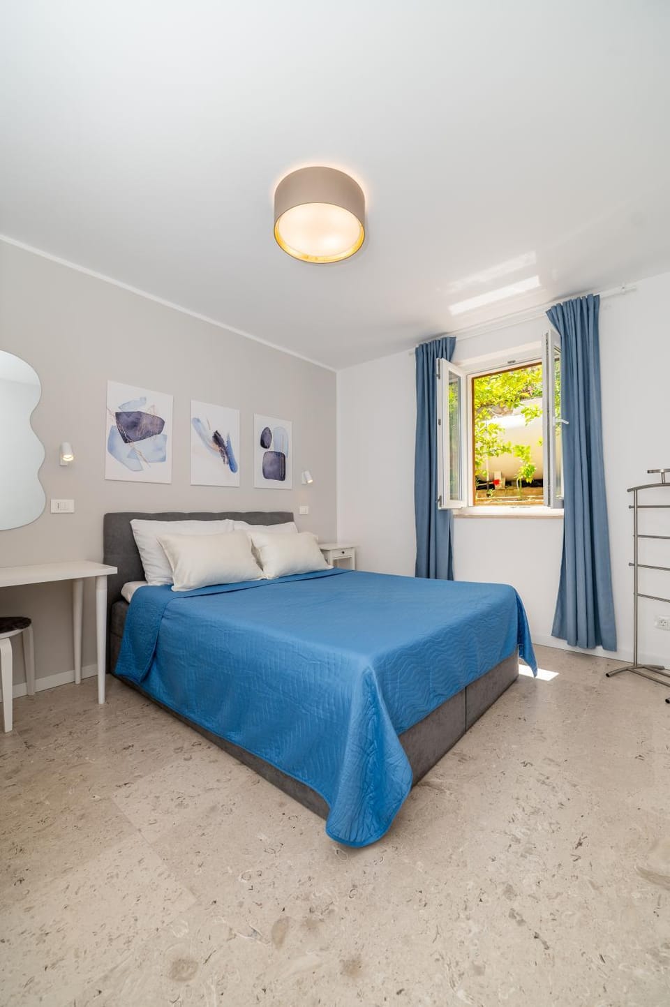 Bed, Bedroom, Garden view