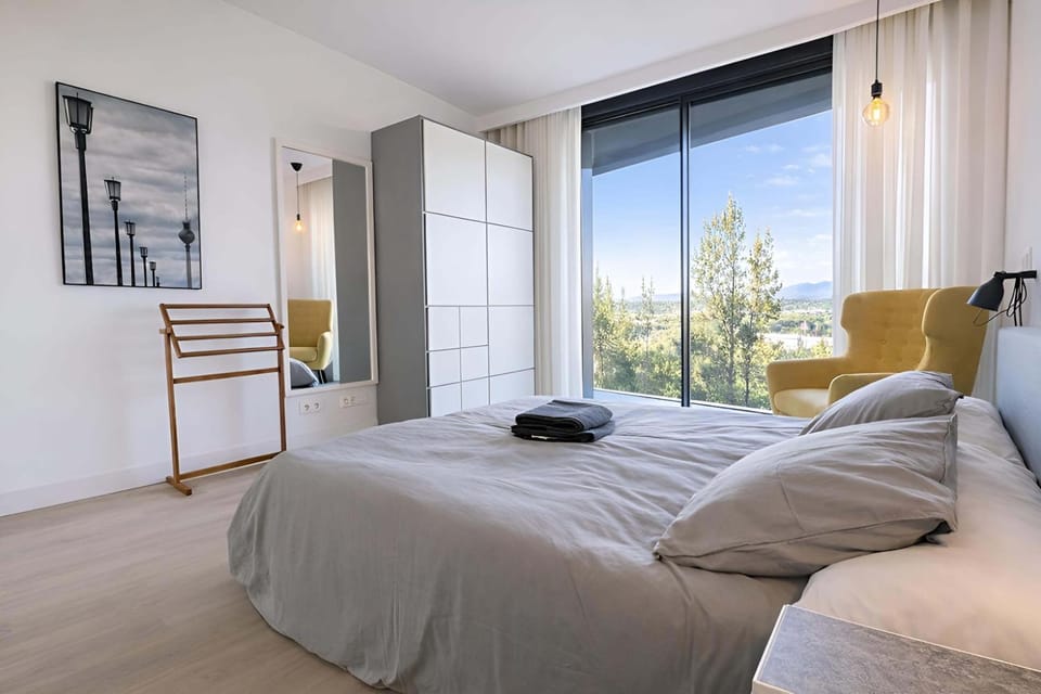 Bed, Photo of the whole room, Decorative detail, Bedroom, heating, internet, towels, wardrobe, air conditioner