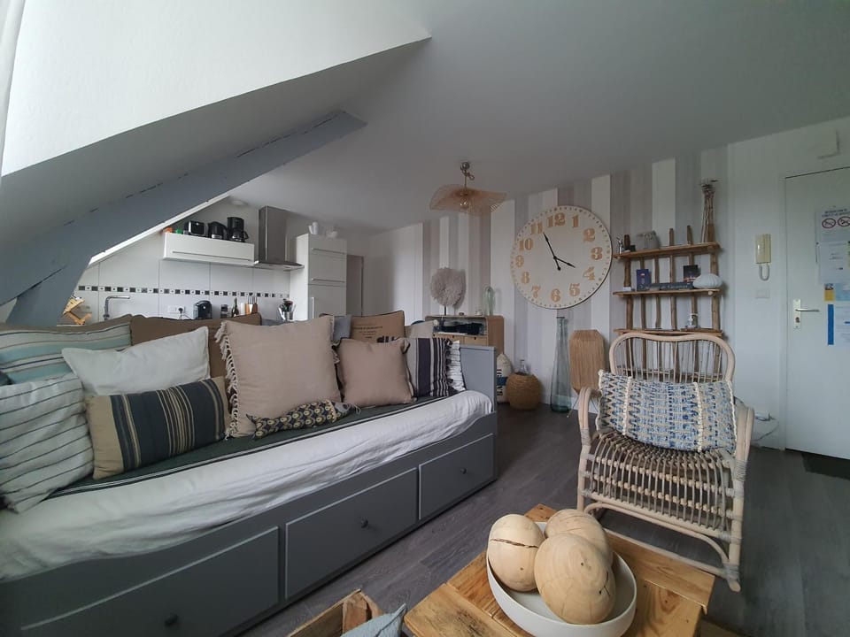 Living room, Seating area