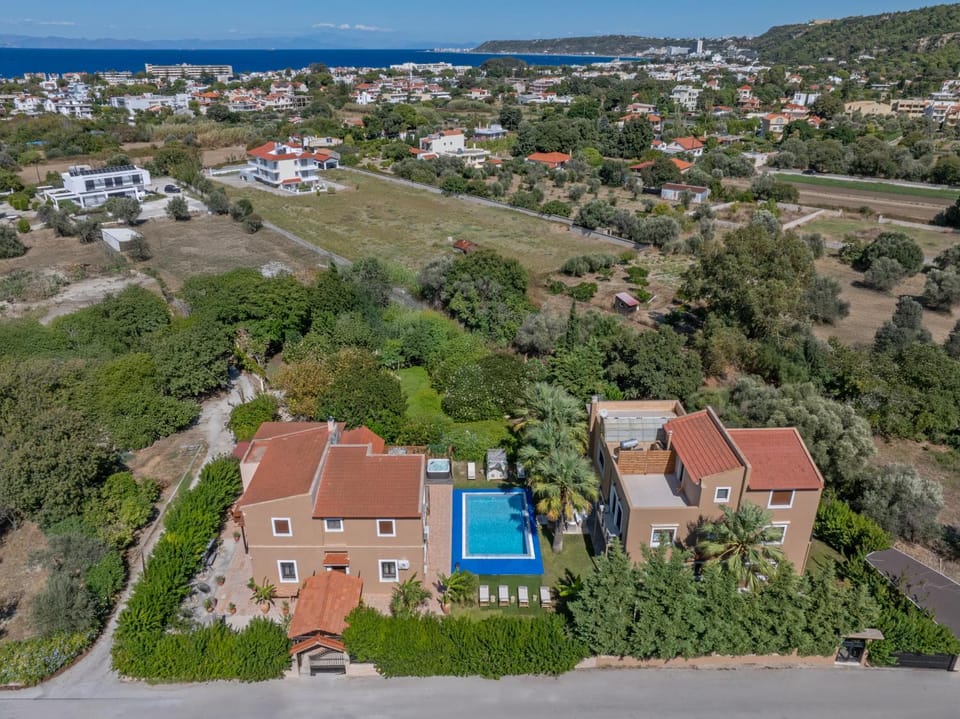 Property building, Day, Neighbourhood, Natural landscape, Bird's eye view, Pool view, Sea view, Swimming pool