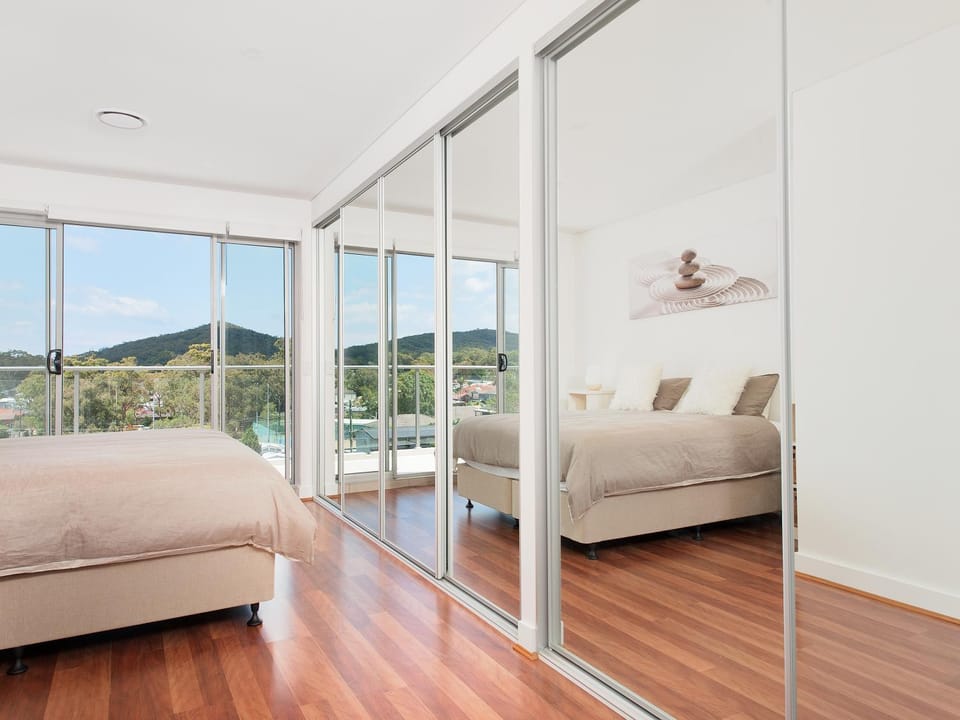 View (from property/room), Balcony/Terrace, Bedroom, Mountain view