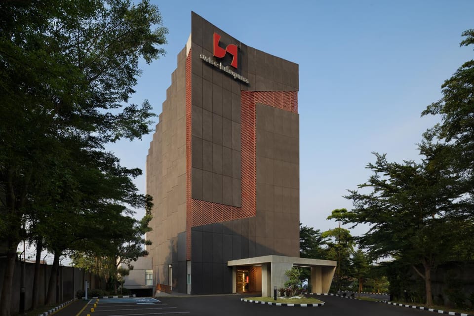 Property building, Facade/entrance, Parking
