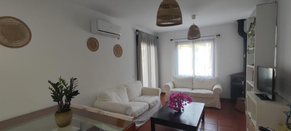 Communal lounge/ TV room, TV and multimedia, Living room, Seating area, air conditioner