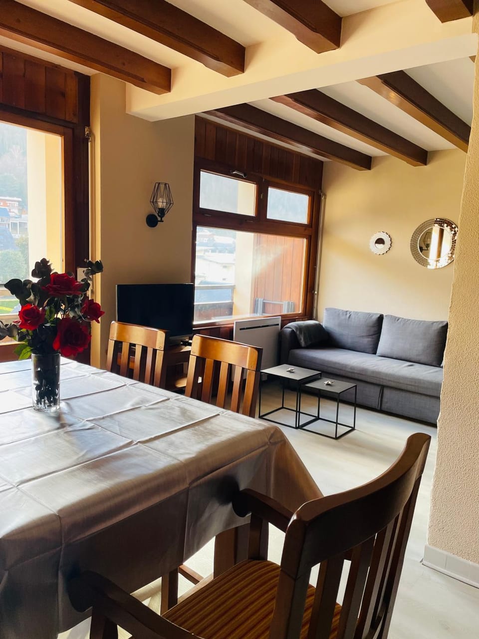 Les Cimes 55 m2 - PISCINE INTÉRIEURE Vue Montagne Centre Village - PARKING - avec LINGE et MÉNAGE de fin de Séjour Compris Apartment in Saint-Lary-Soulan