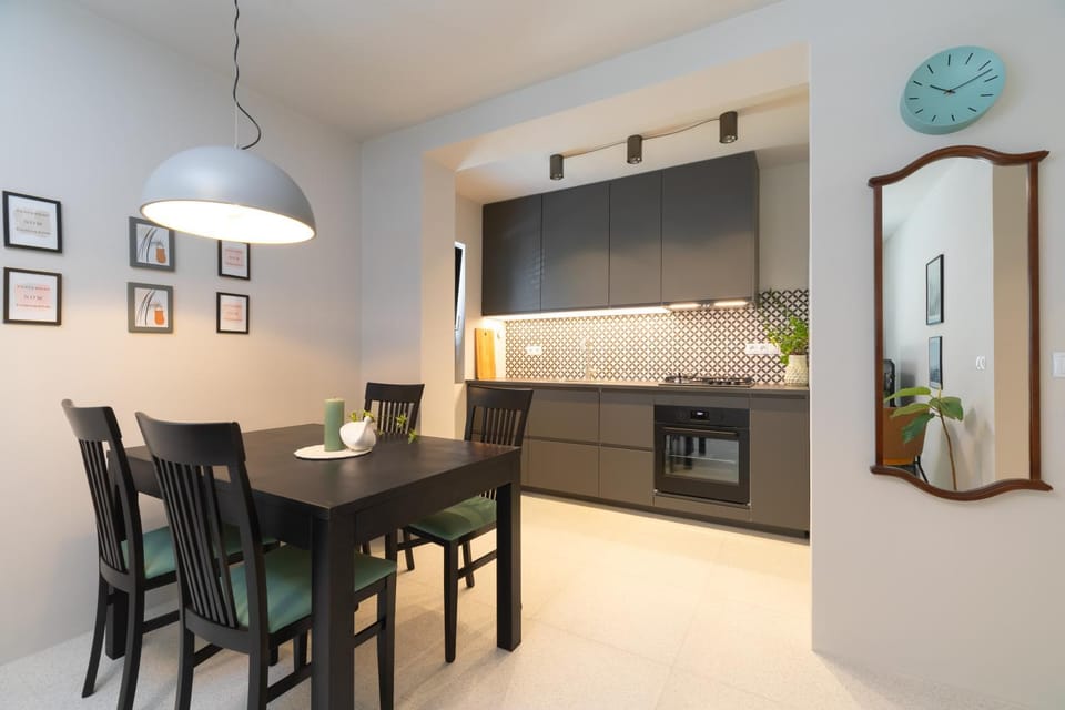 Kitchen or kitchenette, Dining area, oven