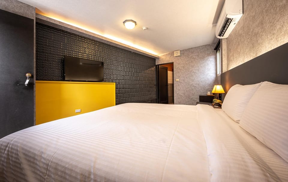 Photo of the whole room, bunk bed