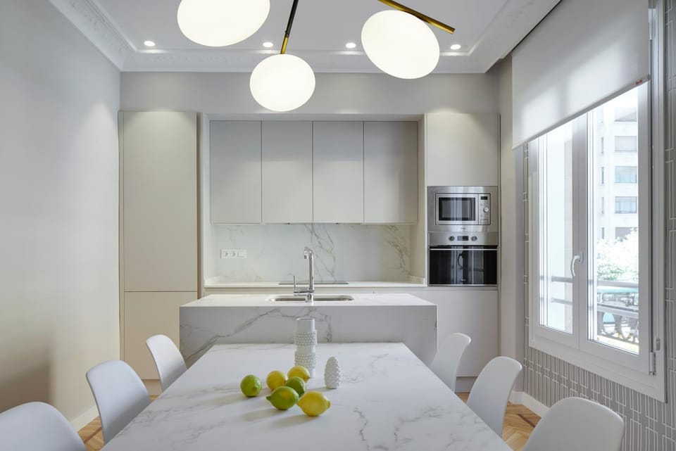 Kitchen or kitchenette, Dining area