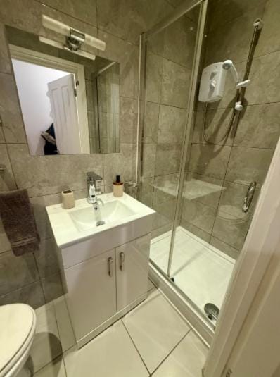 Shower, Toilet, Bathroom, towels