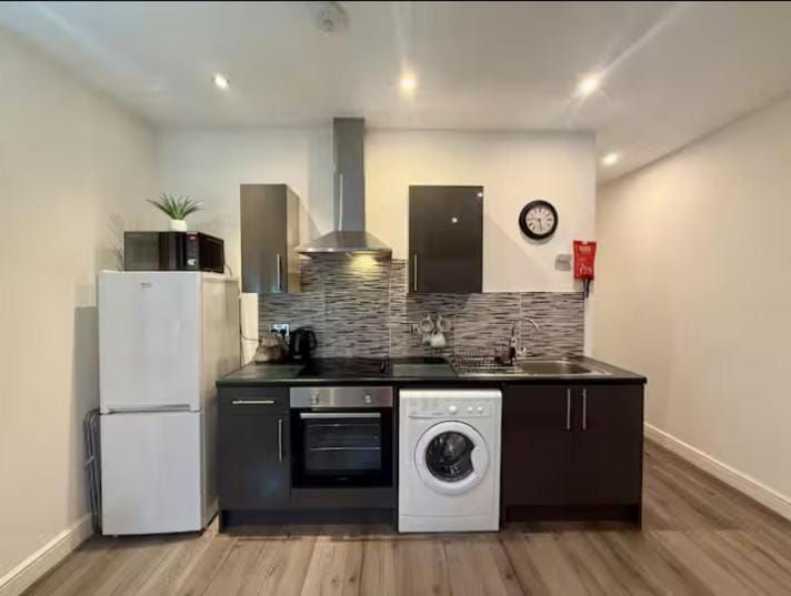 Kitchen or kitchenette, oven, stove, washing machine