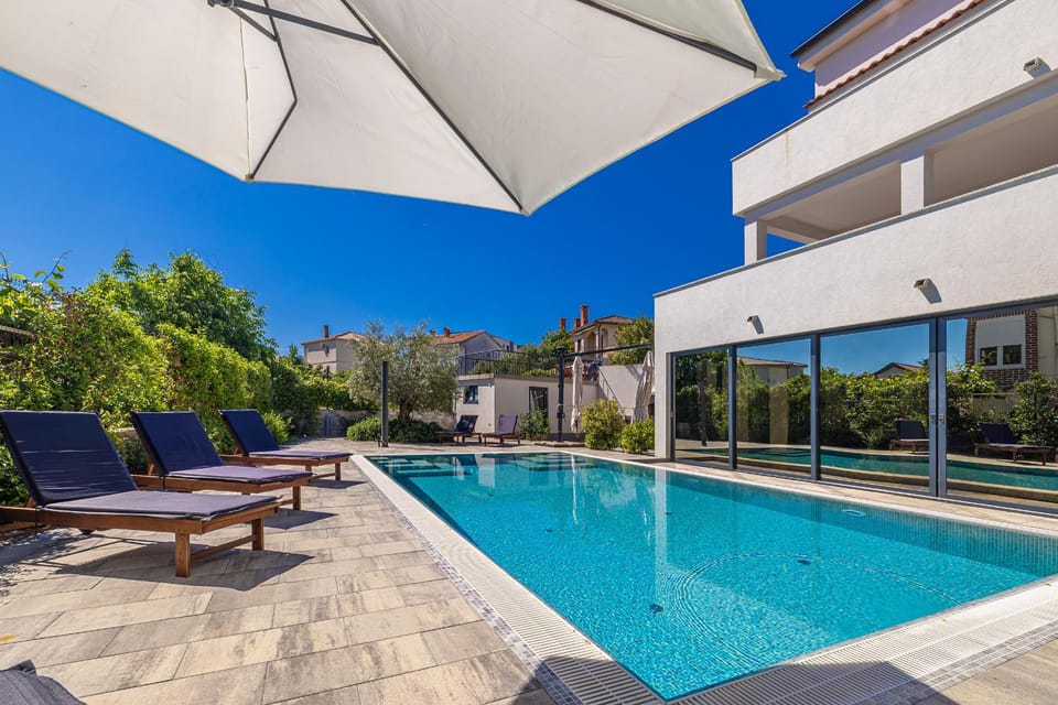 Swimming pool, sunbed