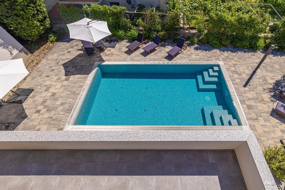 Swimming pool, sunbed
