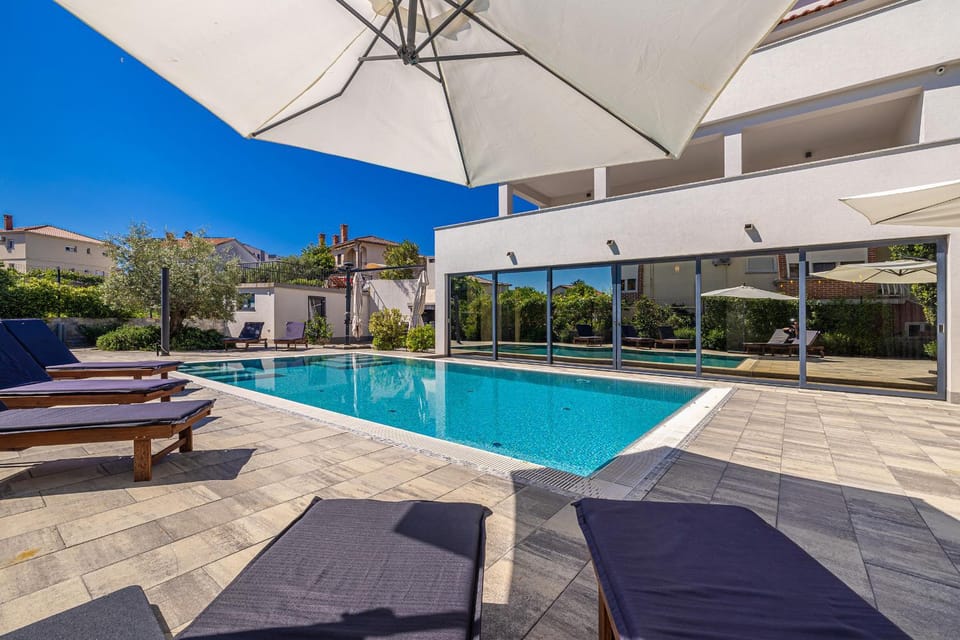 Swimming pool, sunbed