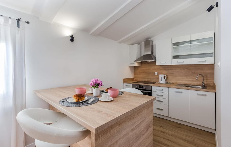 Dining area, kitchen