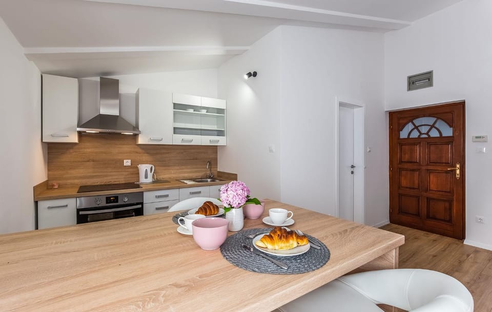 Dining area, kitchen