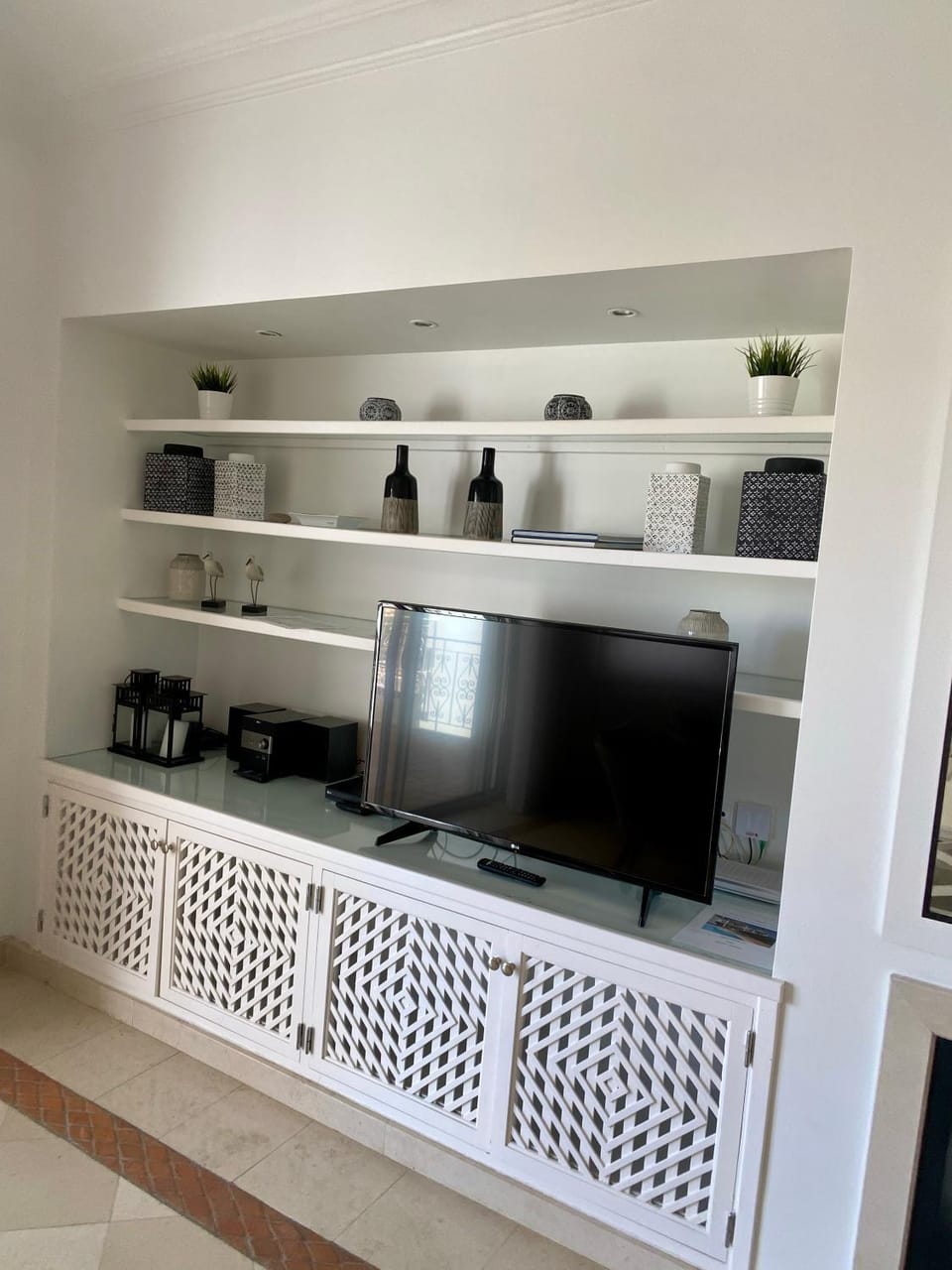 Beautiful apartment for rent in Quinta do Lago with excellent resort facilities close to lake and beach. Apartment in Faro District