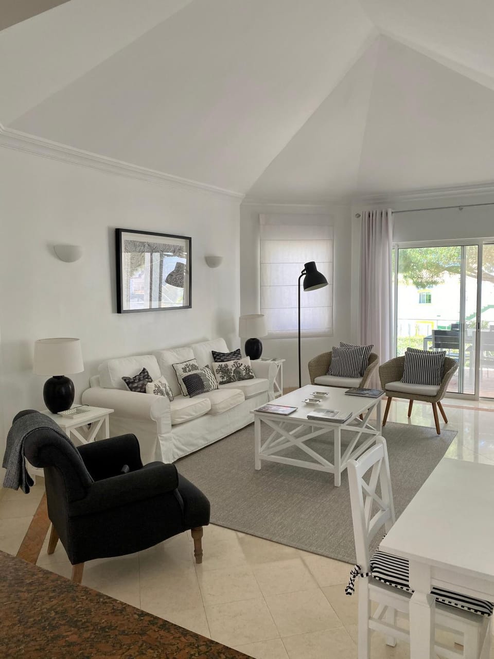 Beautiful apartment for rent in Quinta do Lago with excellent resort facilities close to lake and beach. Apartment in Faro District