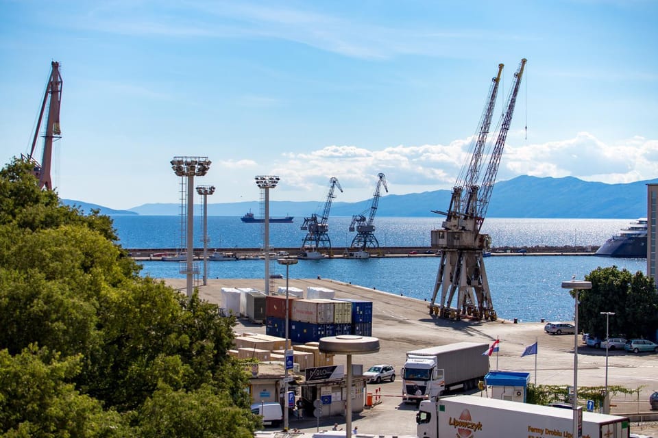 City view, Mountain view, Sea view