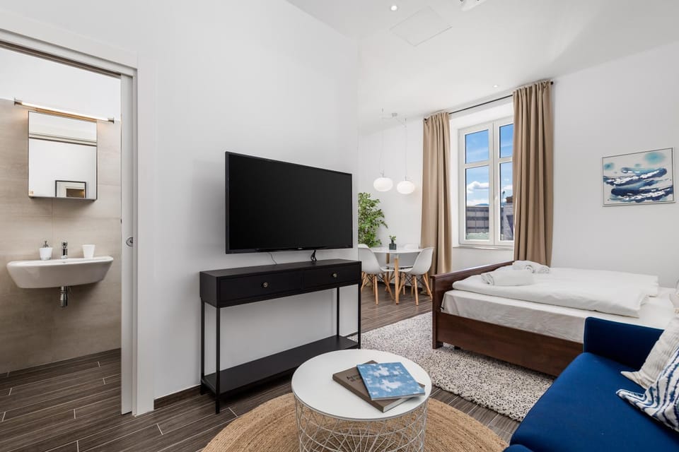 Bathroom, TV and multimedia, Seating area, Bedroom