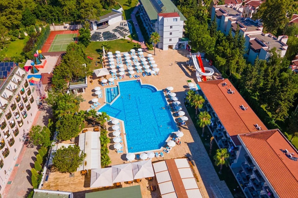 Property building, Bird's eye view, Pool view, Swimming pool, sunbed