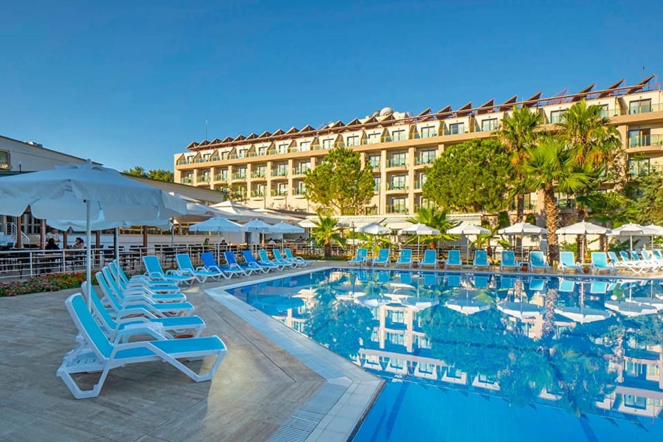 Property building, Pool view, Swimming pool, sunbed