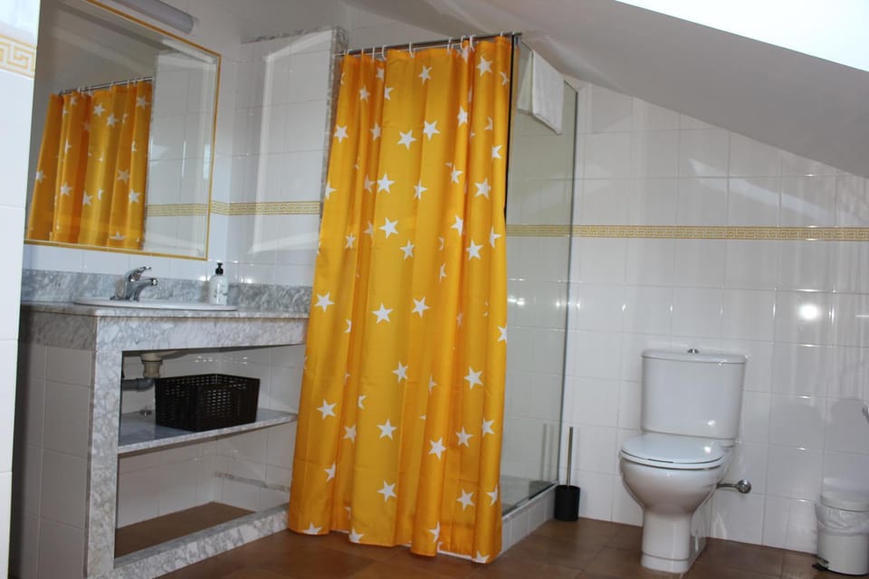 Apartamento en bloque vivienda con piscina y barbacoa a 15 min de la playa Apartment in O Salnés