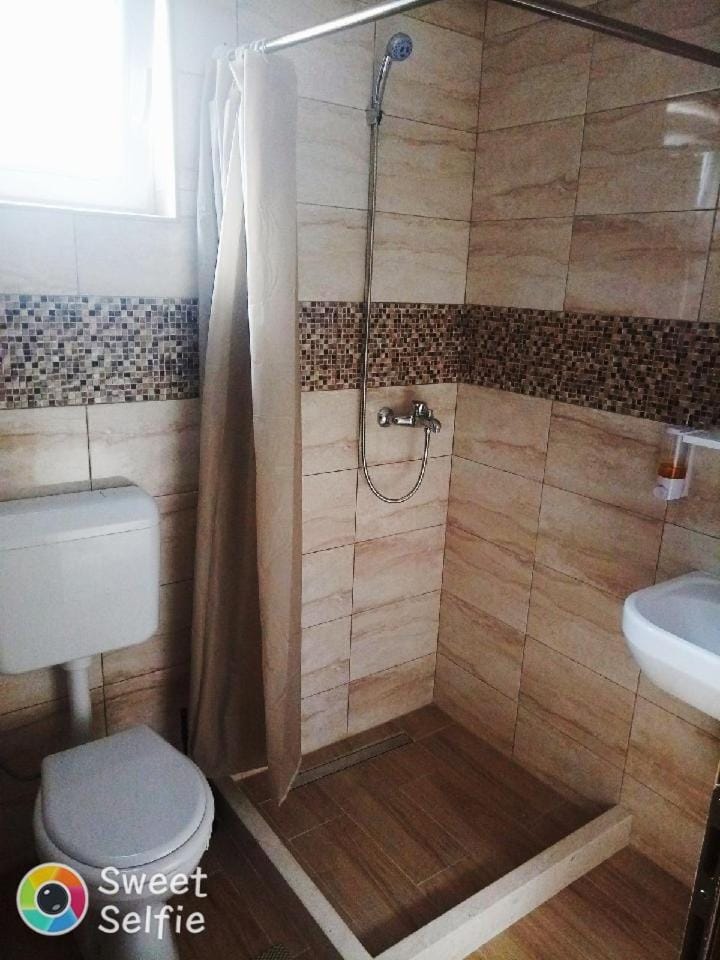 Shower, Toilet