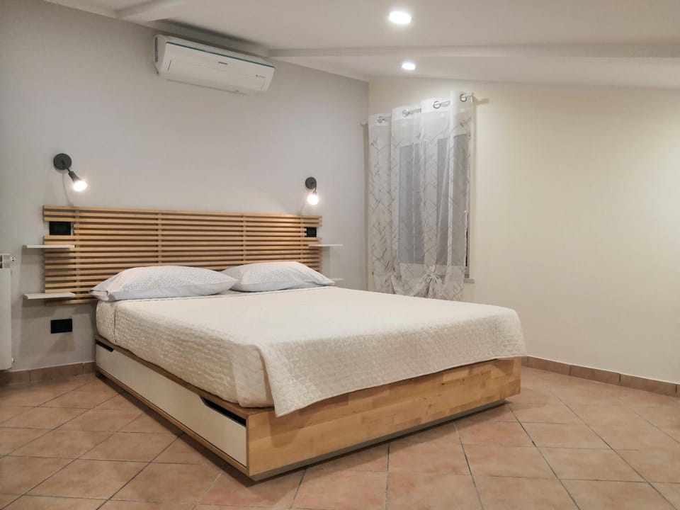 Bedroom, Mountain view