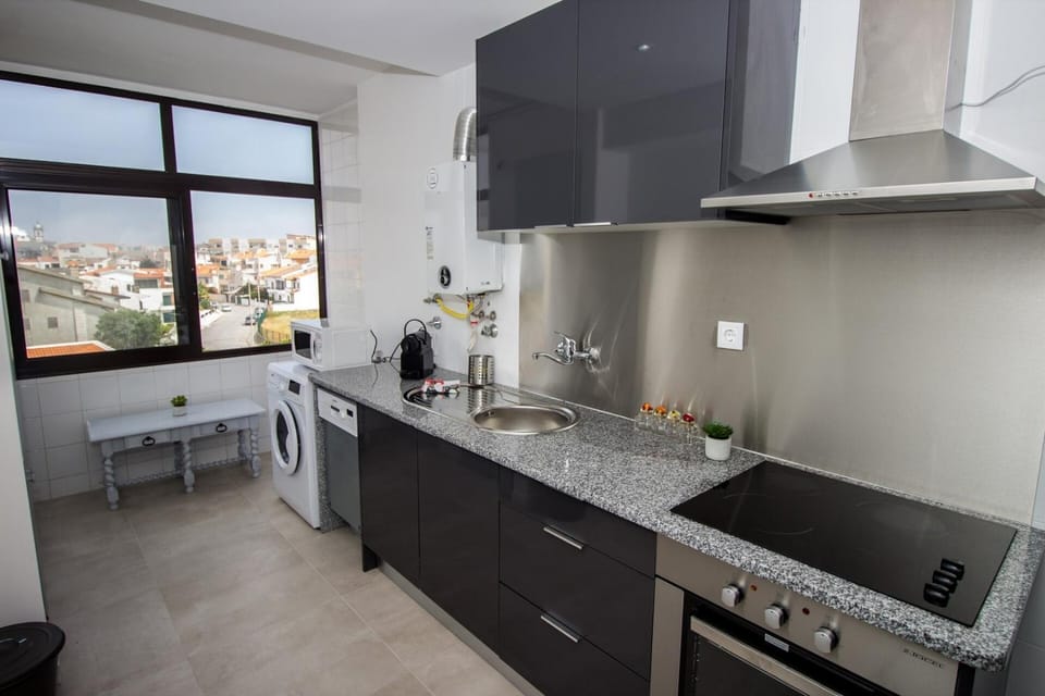 Coffee/tea facilities, Kitchen or kitchenette, dishwasher, oven, stove