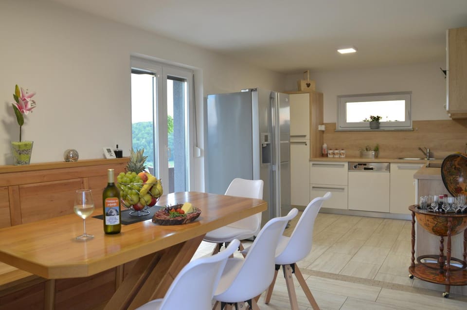 Kitchen or kitchenette, Dining area, minibar, pet friendly, stove