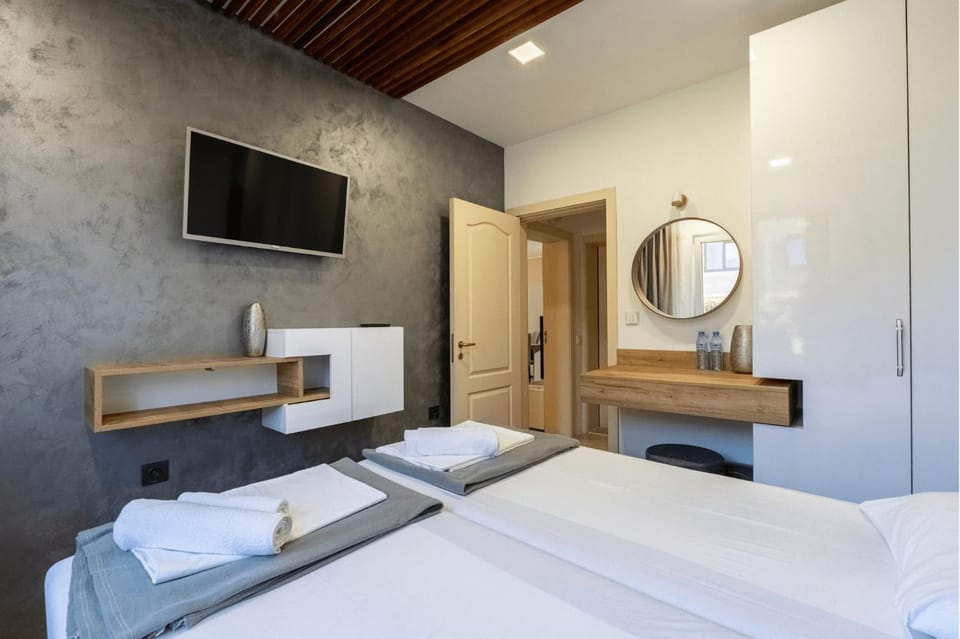 Bed, TV and multimedia, Photo of the whole room, towels