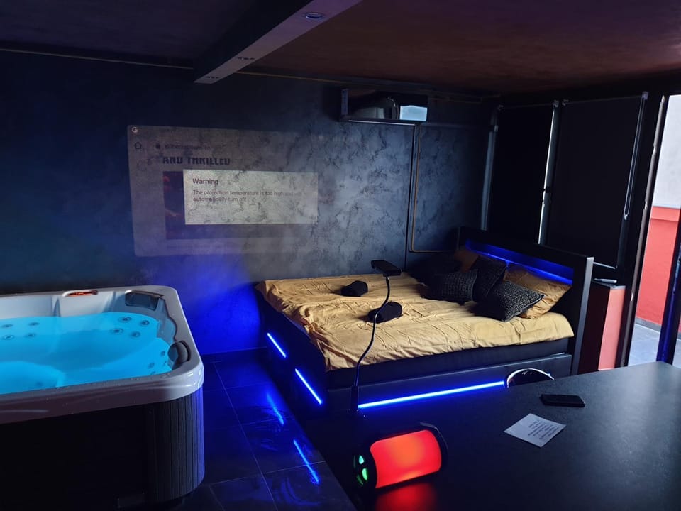 Bed, Living room, Dining area, Bedroom