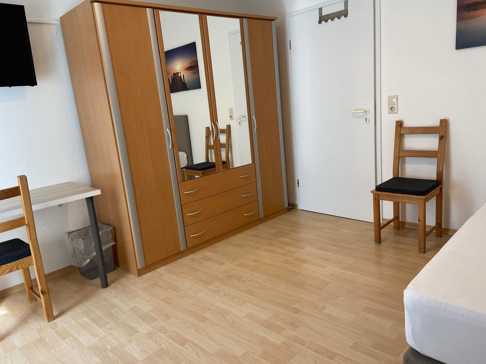 Wohnung mit 2 Einzelzimmer gemeinsamer Küchen/Bad/Balkon-Nutzung Apartment in North Rhine-Westphalia