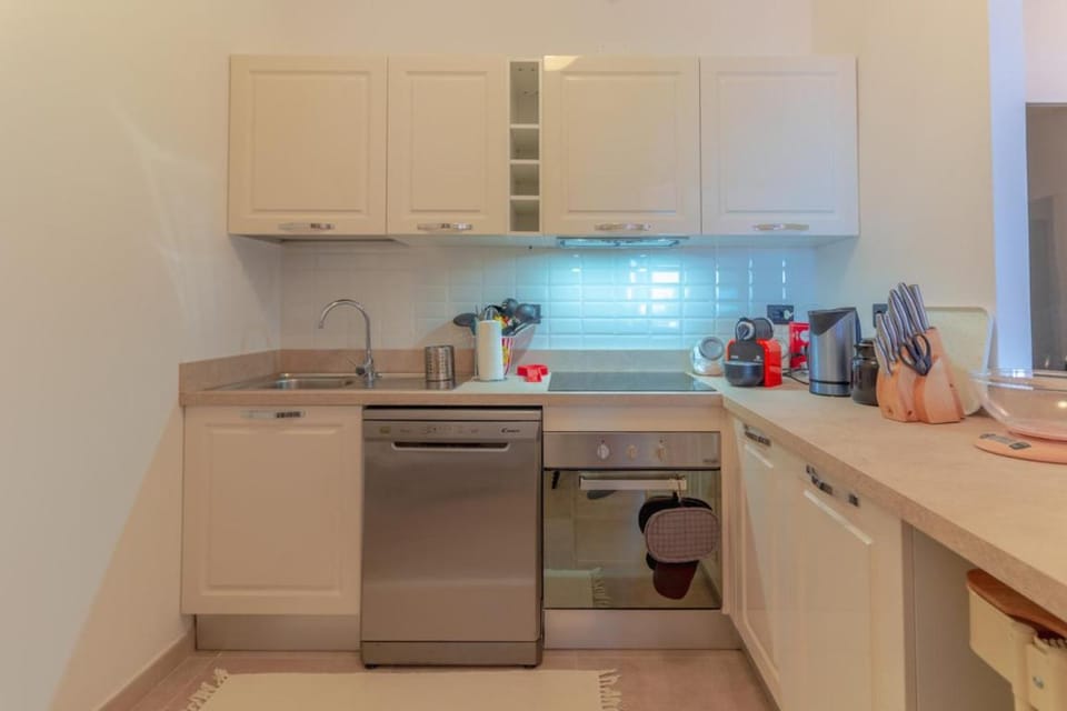 Kitchen or kitchenette, dishwasher