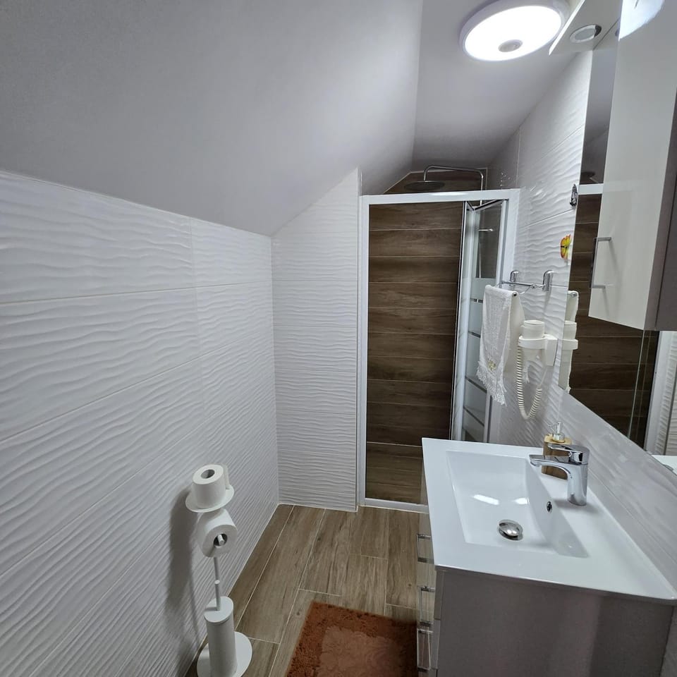 Casa cu Flori Moisei Bed and Breakfast in Romania