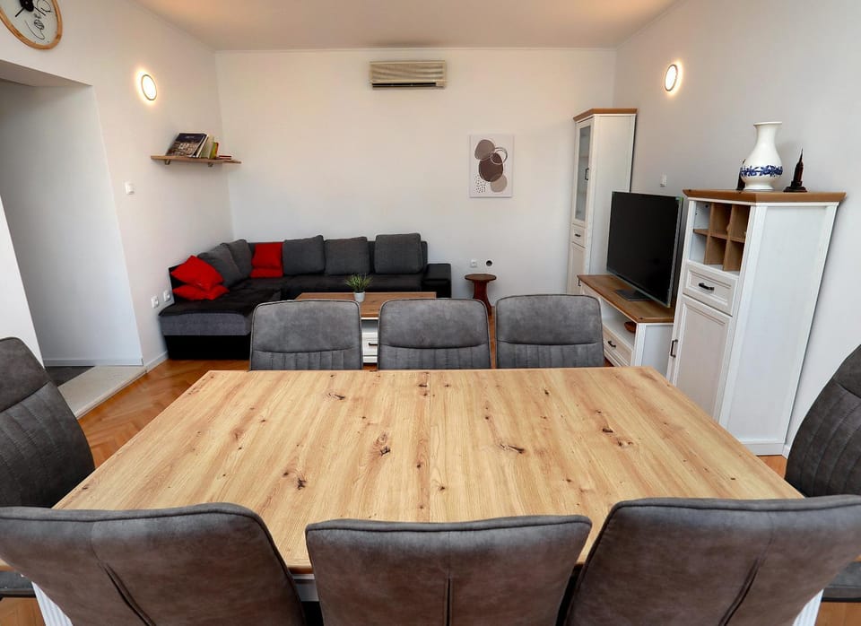 Kitchen or kitchenette, Living room, Seating area, Dining area