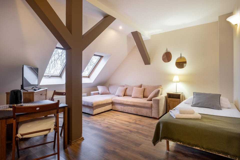 TV and multimedia, Living room, Photo of the whole room, Seating area, Bedroom