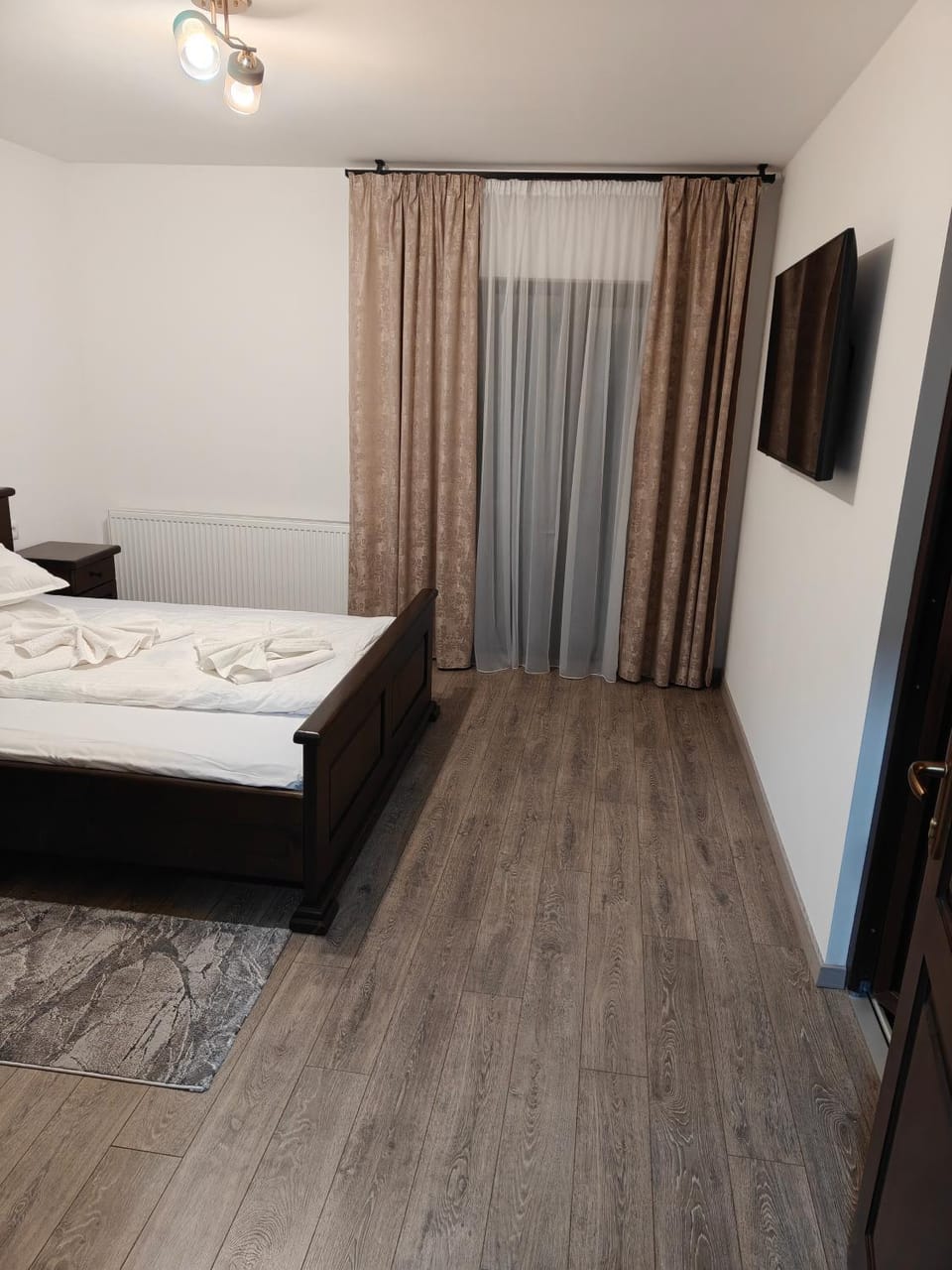 Bed, TV and multimedia, Photo of the whole room, Bedroom, towels