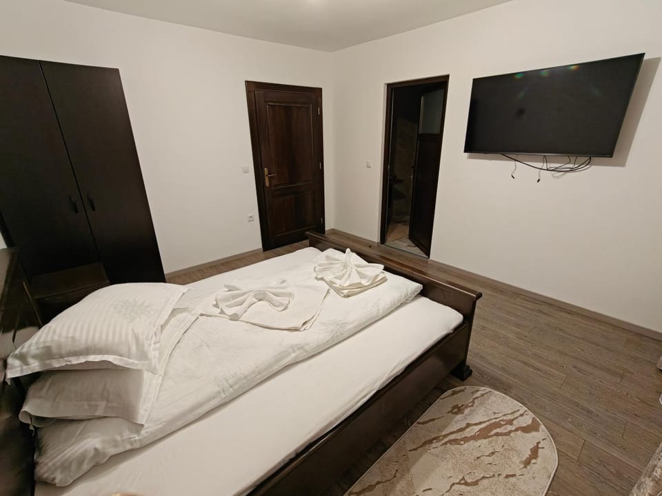 Bed, TV and multimedia, Photo of the whole room, Bedroom