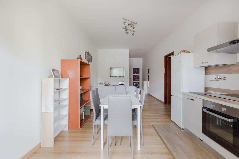 Kitchen or kitchenette, Dining area, oven, stove