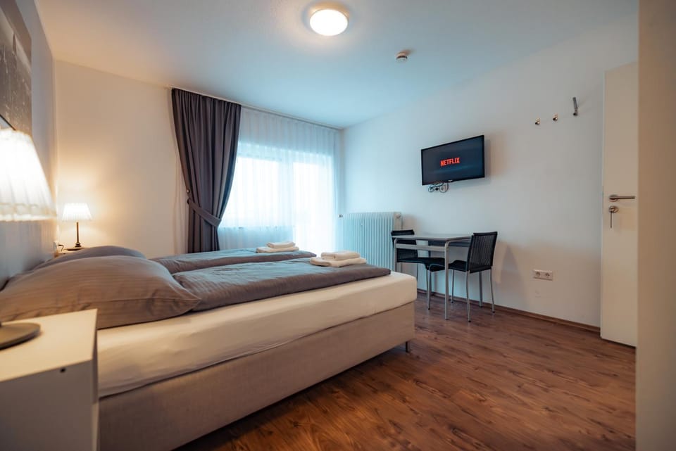 TV and multimedia, Photo of the whole room, Bedroom