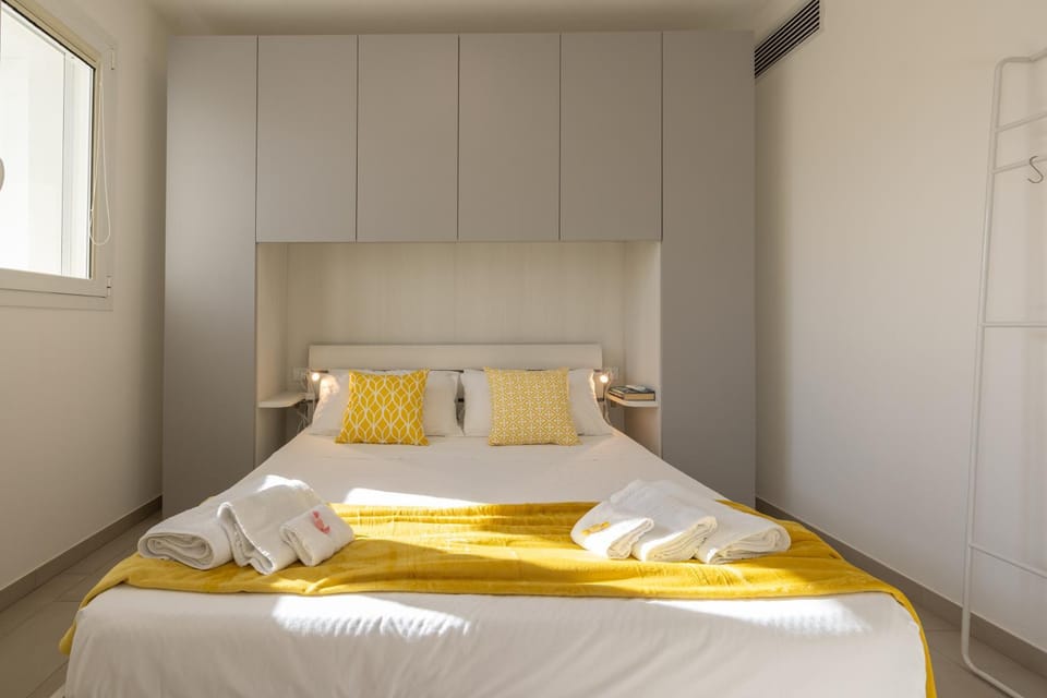 Bed, Bedroom, towels