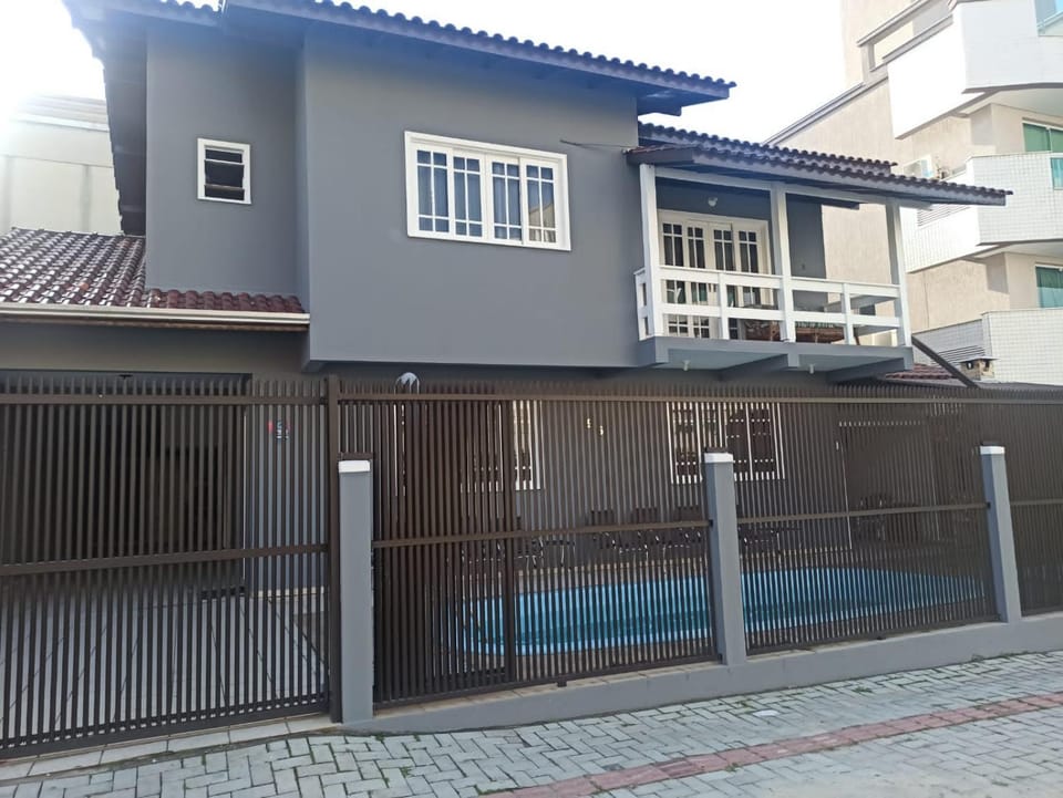 CASA ARMANI 50 metros DA PRAIA MARISCAL BOMBINHAS House in Bombinhas