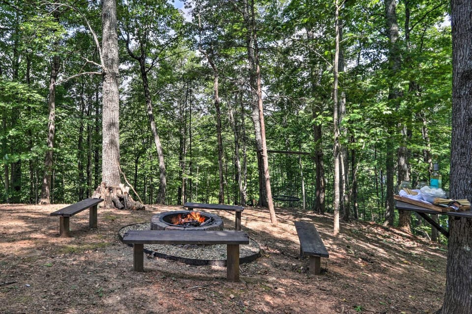 Mtn-View Cabin w/ Hot Tub in Sevierville! Cabin in Gatlinburg