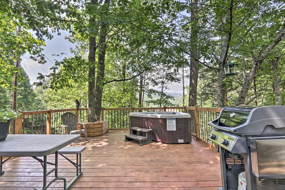 Mtn-View Cabin w/ Hot Tub in Sevierville! Cabin in Gatlinburg