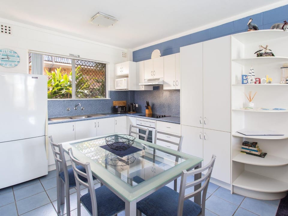 Kitchen or kitchenette, Dining area, oven, stove