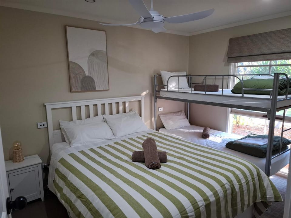 Bedroom, bunk bed