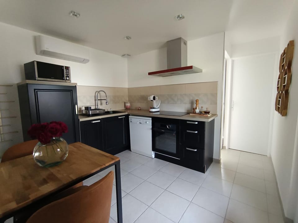 Kitchen or kitchenette, Dining area, dishwasher, oven, stove